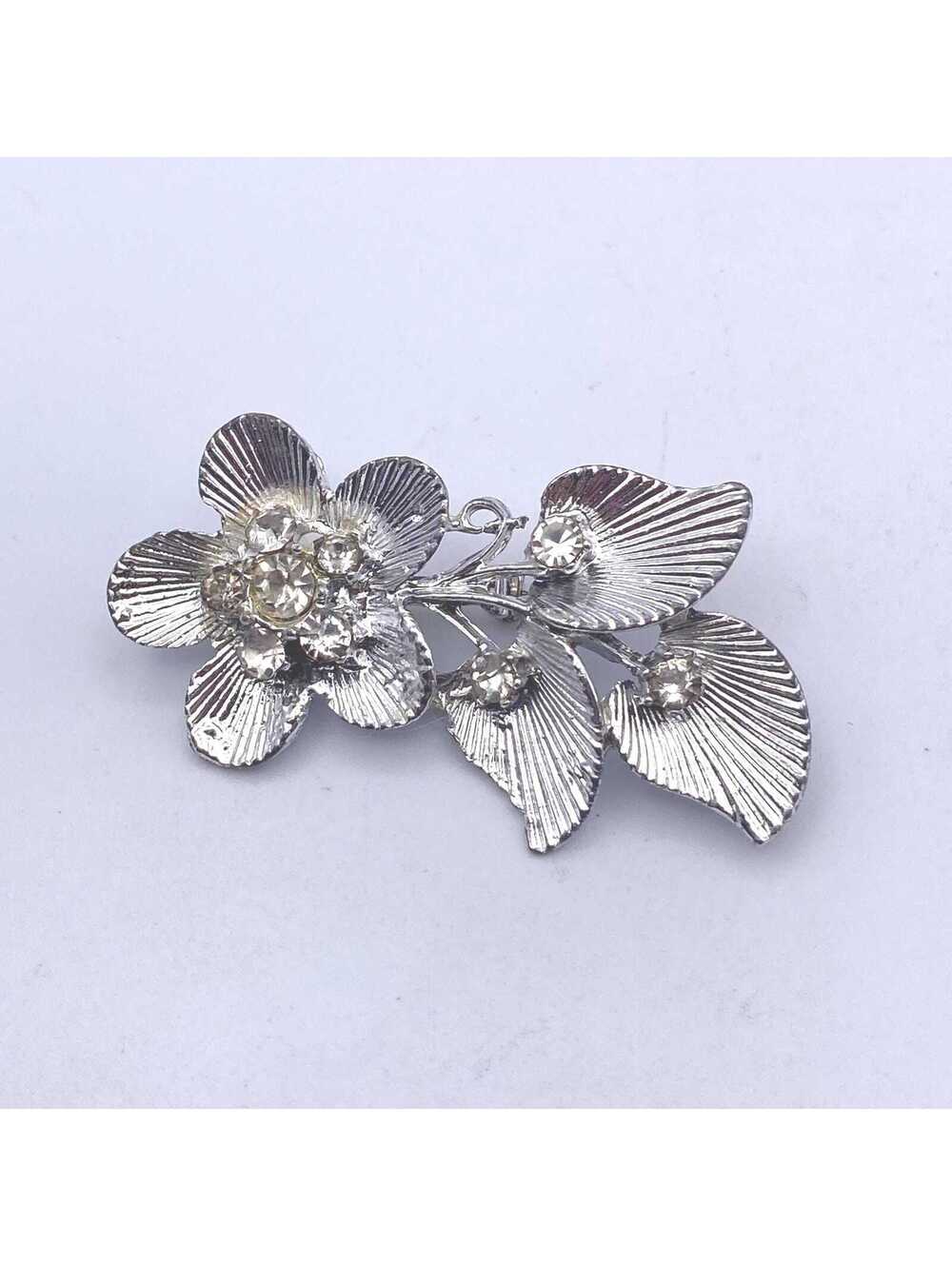 Vintage Rhodium Plated Flower Brooch with Clear Rhinestones.